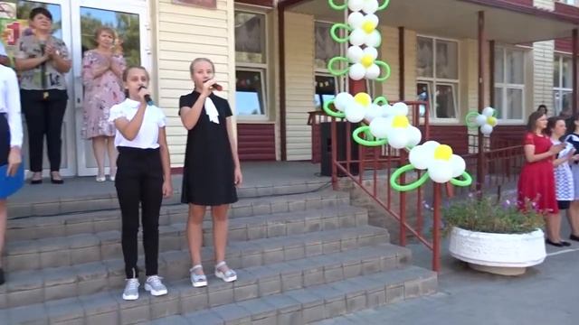 Пешковская школа - Первый звонок 2020 - Песня "Ты даришь звуки, ты даришь краски!" смотреть онлайн