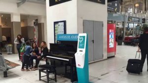 ВИДЕО Пианино на вокзалах