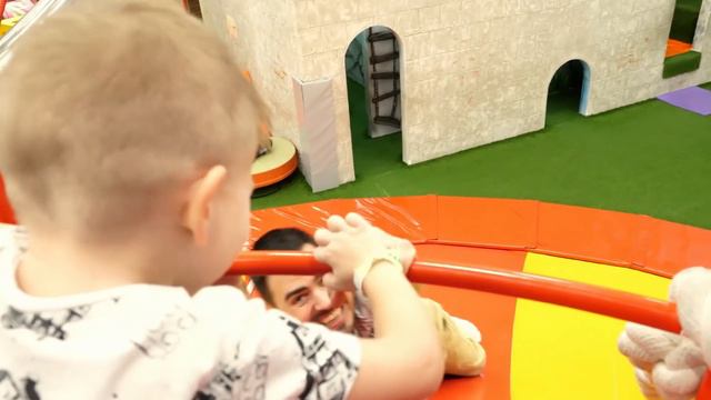 Платоха Моха и папа играют в детском развлекательном центре смотреть онлайн