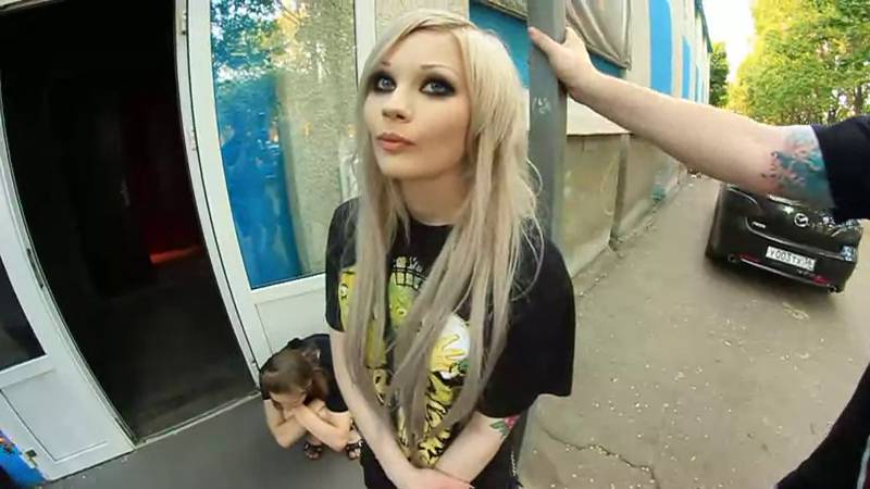 Эмочка рассказывает за что её выгнали смотреть онлайн