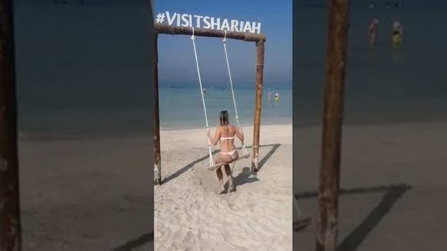 Девушка на пляже - Оцените смотреть онлайн