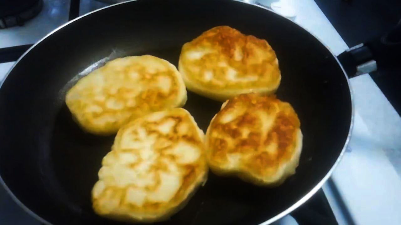 Пышные дрожжевые оладьи. Семейный рецепт. смотреть онлайн