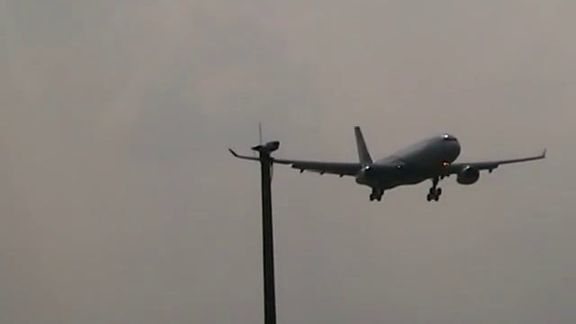 Oman Air A330-300 landing at Munich-Airport (EDDM) смотреть онлайн