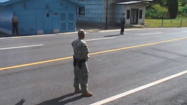 Korea DMZ Tour-Panmunjom Conference Row смотреть онлайн