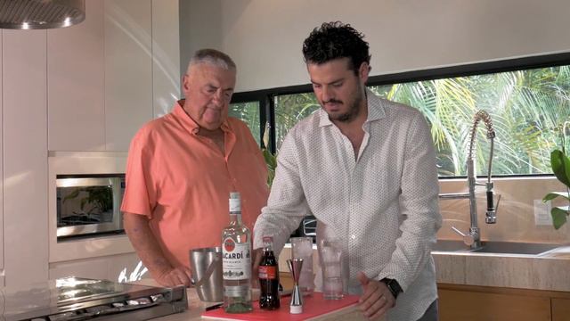 La Cuba perfecta | Como preparar la cuba libre original de Bacardí смотреть онлайн