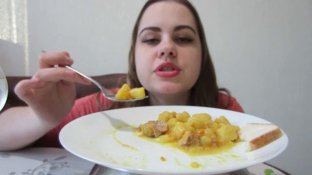 Мукбанг тушенная картошка с мясом. Очень вкусно. Болталка смотреть онлайн