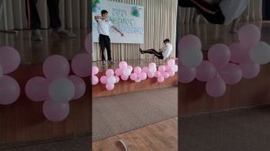 Узбекистан город Бекабад 10 школа  ребята жгут ???