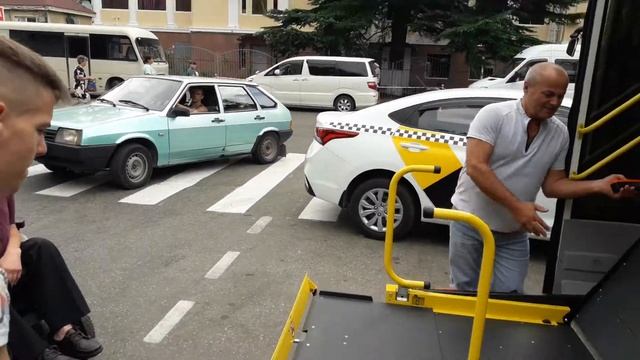 В ВДЦ "Орленок" есть автобус с подъёмником для перевозки инвалидов-колясочников смотреть онлайн