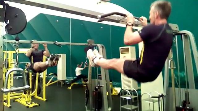 Подтягивания с уголком смотреть онлайн