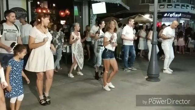 Ночные танцы на улицах Бургаса смотреть онлайн