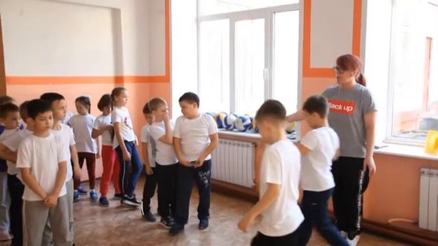 Урок физической культуры в 2 классе по теме "Подвижные игры на основе веселых стартов" смотреть онлайн