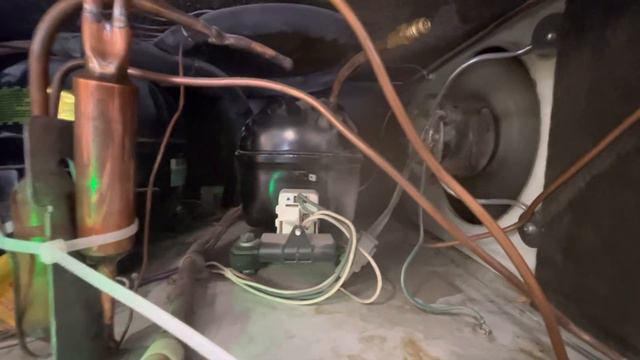 Diagnosing a Sub-Zero Refrigerator not cooling - testing motors and electronics - part one смотреть онлайн
