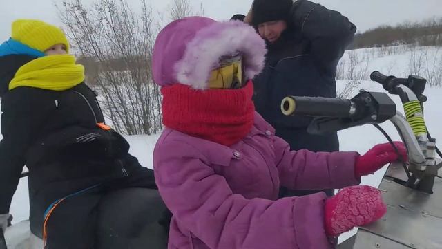 23 февраля 2022,пол- дня катал детей на своём снегоходе. смотреть онлайн