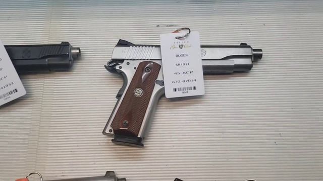 Стрелковый клуб: на выбоо автоматы, винтовки, ружья, пистолеты. Техас, США. смотреть онлайн