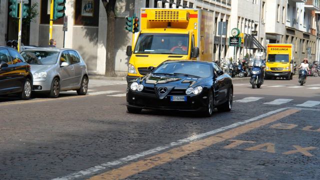 Mercedes McLaren SLR 722 Edition Flyby in Milan смотреть онлайн