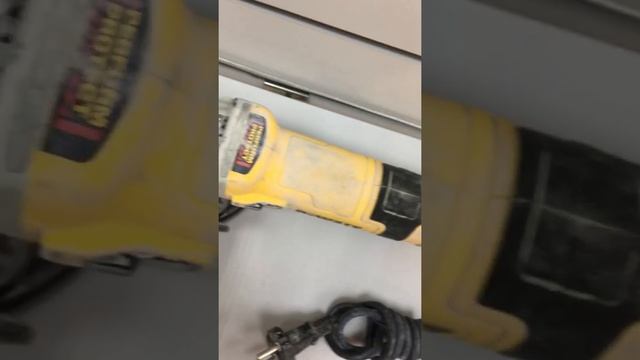 УШМ dewalt DWE 4257 смотреть онлайн