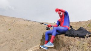 Человек паук против Халка - Игрушки человека паука на рыбалке- Смешное супергеройское кино