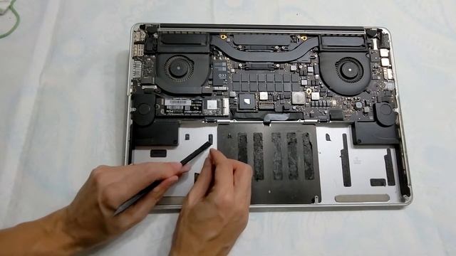 Come Sostituire la Batteria di un MacBook Pro A1398 (Late 2013) смотреть онлайн