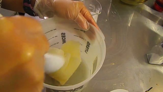 Making Lanolin, Oats, Cocoa butter and goats milk soap (unscented) смотреть онлайн