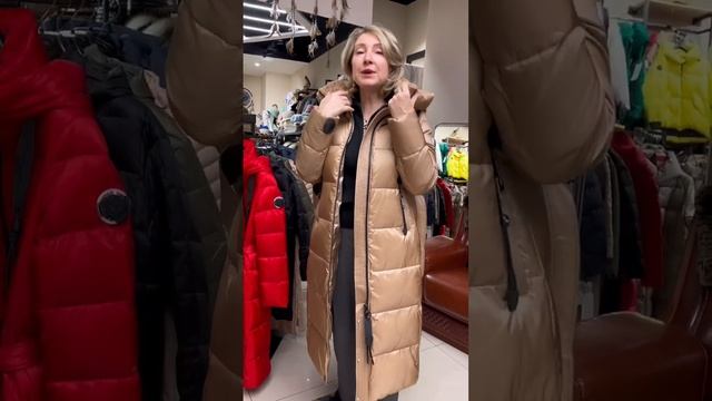 Зимнее тёплое длинное женское пальто в золотом бежевом и красном цветах. Биопух, капюшон, на поясе смотреть онлайн