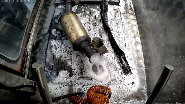 Cleaning a Mercedes Benz ML320 at our diesel service center.(2/2) смотреть онлайн