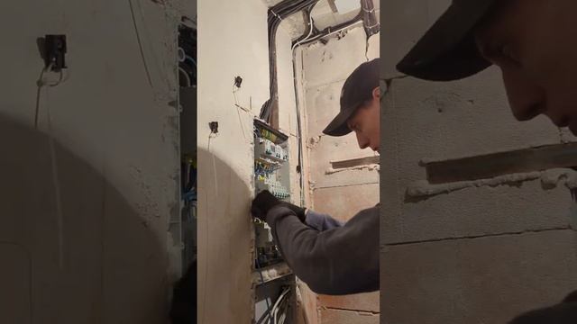 Сборка электрического щита на автоматике DeKraft с мастер-выключателем смотреть онлайн