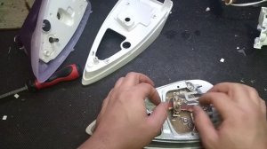 Утюг BRAUN TexStyle 7 Pro не подает пар, не включается.  Детально показываю как его разобрать