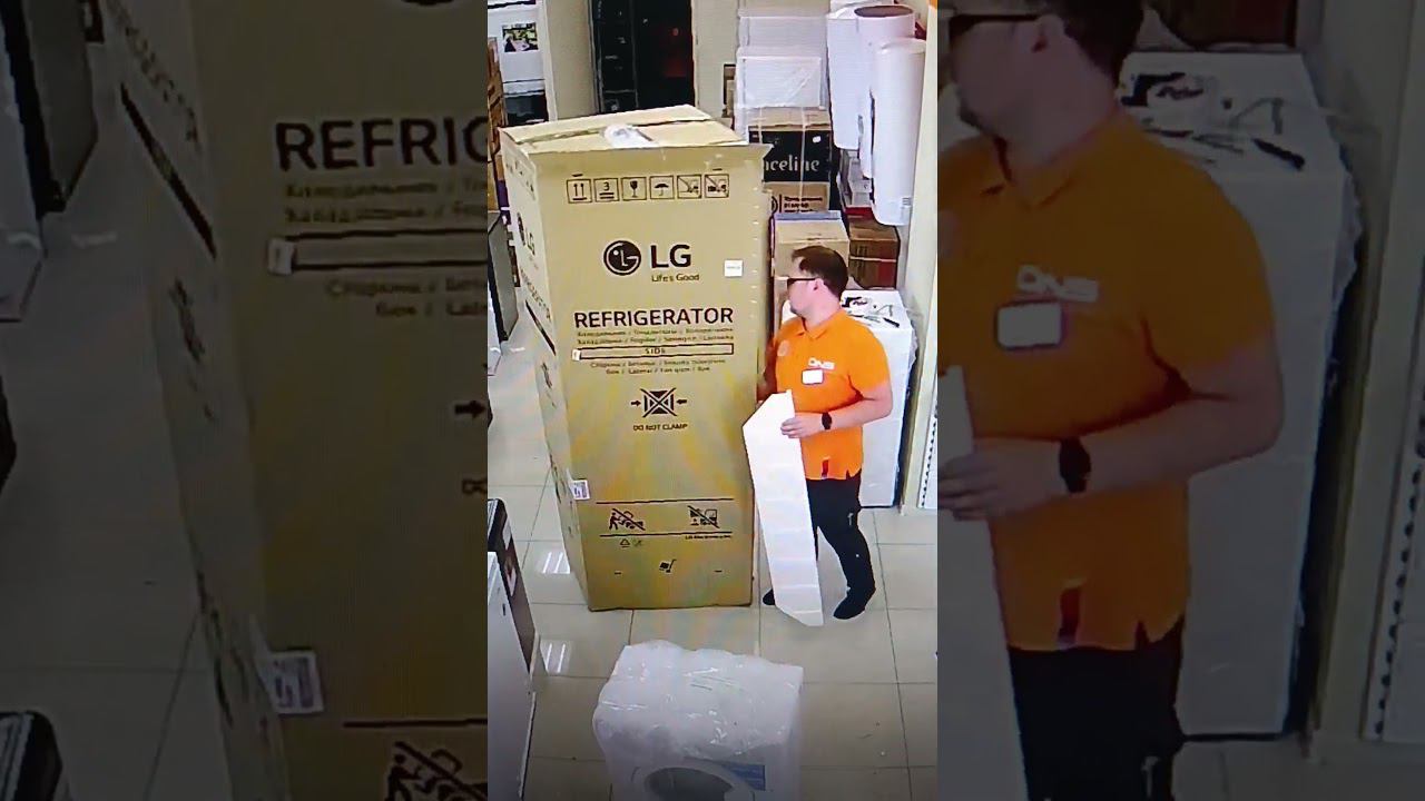 Сотрудник DNS распаковывает высокий холодильник LG смотреть онлайн