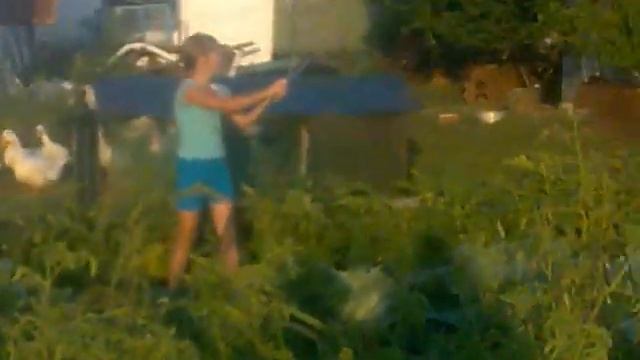 Поливаем огород на даче)Ахаха) смотреть онлайн