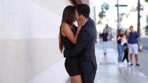 Поцеловал незнакомую девушку при ее отце - Поцелуй на улице