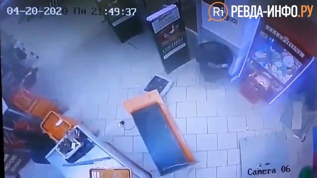 В Ревде грабители взорвали банкомат "Сбербанка" смотреть онлайн