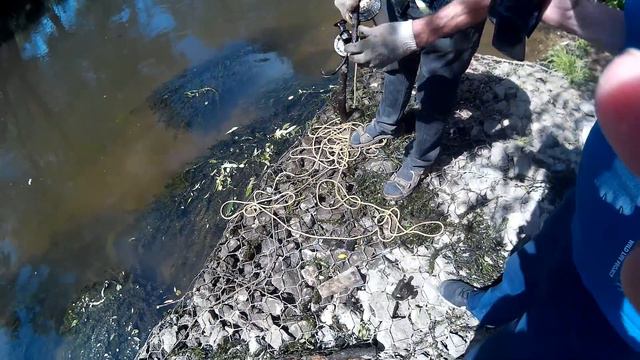 Мужик бросил магнит в реку и нашел много железа смотреть онлайн