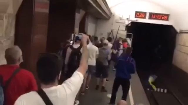 Стычки в метро между националистами и сторонниками Шария смотреть онлайн