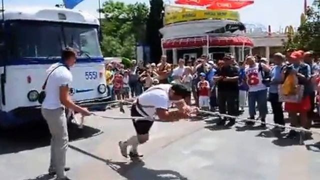 В Ялте силач из Судака тянет троллейбус смотреть онлайн