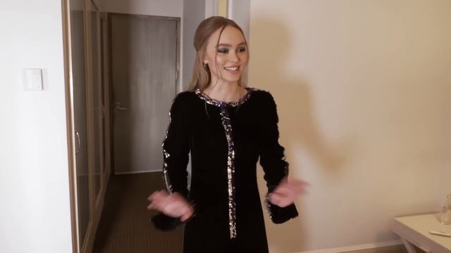 Lily-Rose Depp Gets Ready for Chanel’s Métiers d'Art Show | Vogue смотреть онлайн