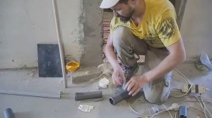 Как восстановить пробитую канализационную трубу в неподвижном соединении