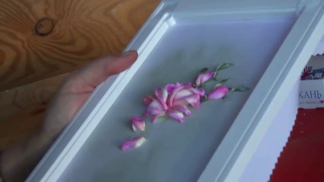 Вышивка лентами. Мастер-класс от Снежи. Часть-2. РОЗА НА ТАРЕЛОЧКЕ. смотреть онлайн