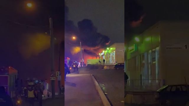 В Санкт-Петербурге произошел пожар на территории авторынка на Ириновском проспекте. смотреть онлайн