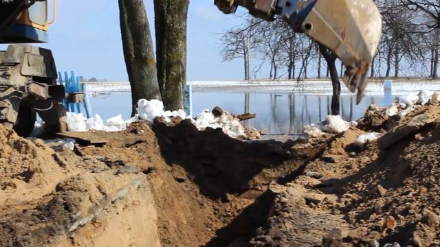 В Новосёлках с помощью прокопанной отводной канавы спустили в Сож паводковые воды смотреть онлайн