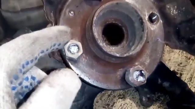 Как выкрутить заломанные болты из ступицы смотреть онлайн