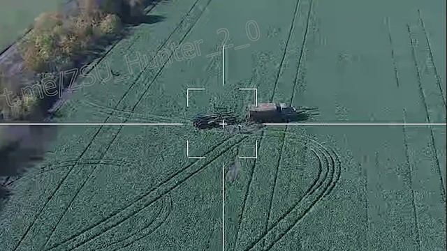 Российский дрон-камикадзе против итальянской гаубицы FH-70 в Запорожской области.