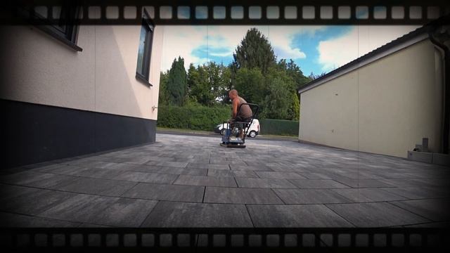 Дождались/ Положили тротуарную плитку/ Установили бордюры вокруг дома/ Наша жизнь в Германии/ Влог смотреть онлайн