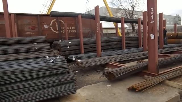 Погрузка мерной арматуры на ЖД состав смотреть онлайн
