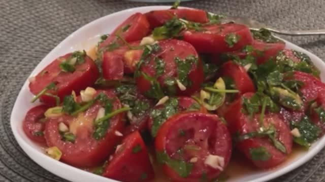 Отлична Закуска из помидоров. Такие помидоры вкуснее любого салата! Точно! смотреть онлайн