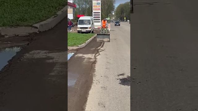 Видеоотзыв от коммунальной службы по использованию мини-погрузчика FRONTMEN - Вертикальное смотреть онлайн