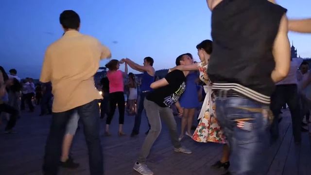 Лето. Жара. Девчонки. Мальчишки. Андреевская набережная смотреть онлайн