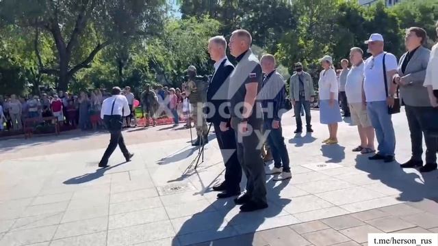 Торжественное исполнение гимна России впервые в Херсоне! С Днём России, русский Херсон!.MP4 смотреть онлайн