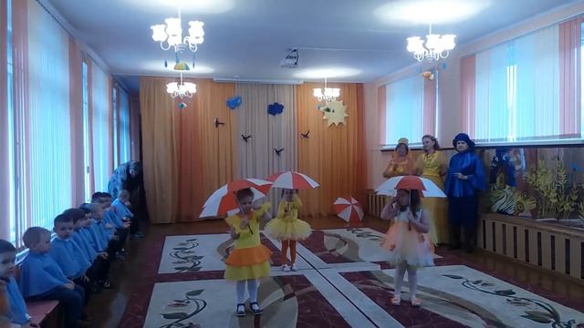 Танец с зонтиком.Танцуют трёхлетние девочки. Диана из Витебска. смотреть онлайн