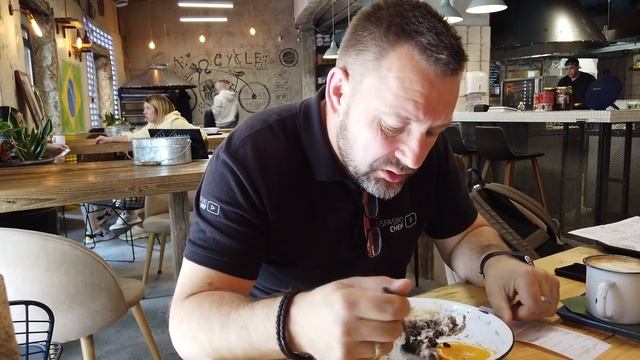 ЖАРЕНАЯ с жиром МАНКА??? Бразильская еда в Москве - пробуем #20 SPASIBODA смотреть онлайн