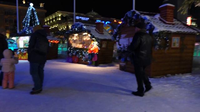 01236 НОВОГОДНИЙ ЕКАТЕРИНБУРГ ПЛЯШЕМ И ТАНЦУЕМ ПОД ЕЛКОЙ В ЛЕДОВОМ ГОРОДКЕ and The МИККИ смотреть онлайн